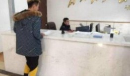 小伙遭记者爆料视频播放,小伙遭遇不公事件，视频播放引发热议